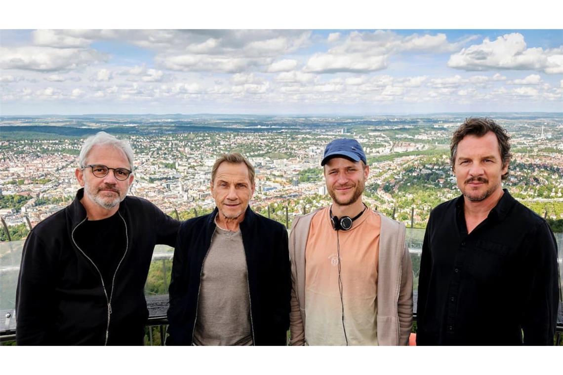 Bei den Dreharbeiten auf dem Stuttgarter Fernsehturm: Kameramann Andreas Schäfauer, Richy Müller, Autor und Regisseur Adrian Goiginger und Felix Klare (von links)