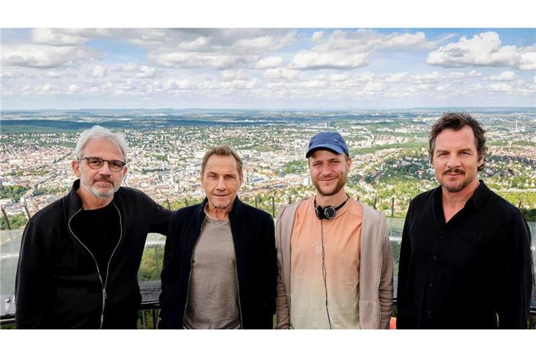 Bei den Dreharbeiten auf dem Stuttgarter Fernsehturm: Kameramann Andreas Schäfauer, Richy Müller, Autor und Regisseur Adrian Goiginger und Felix Klare (von links)