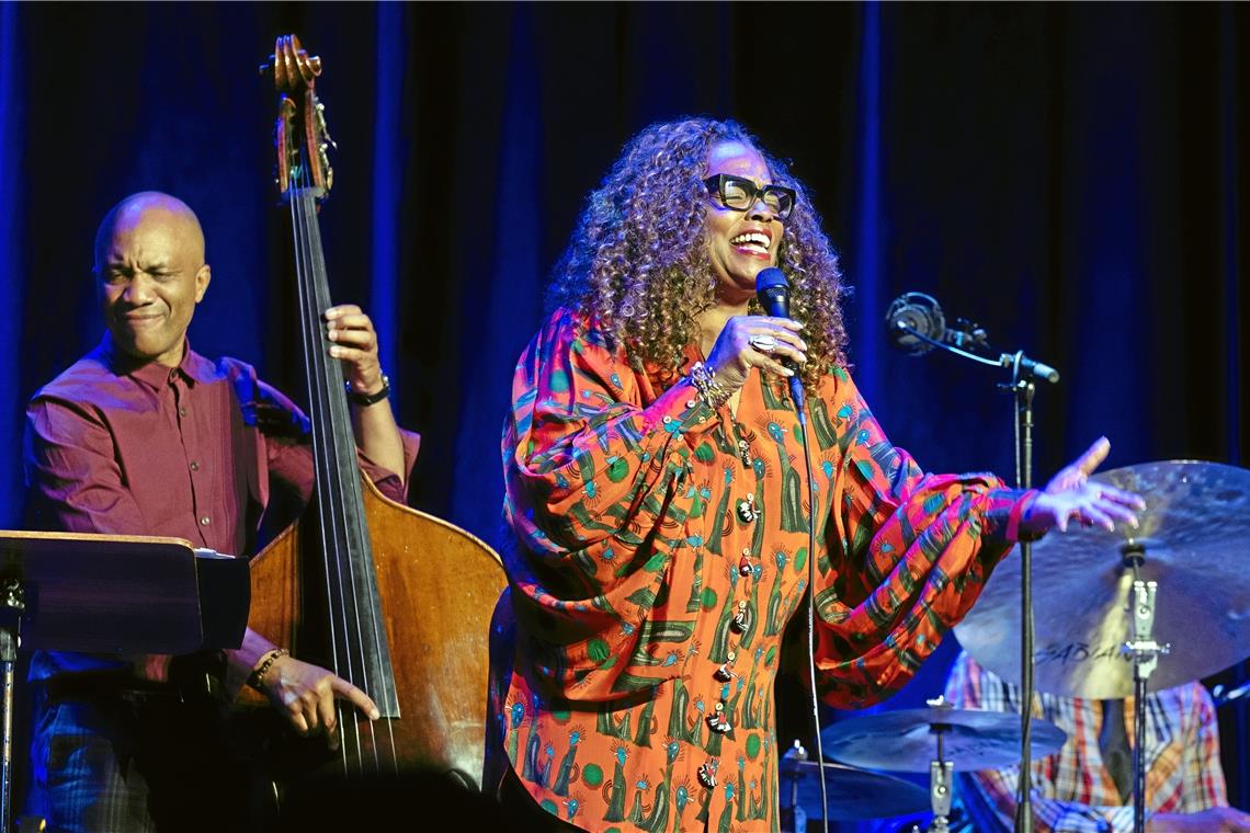Ein rauschendes Fest für das Publikum Bei den energiegeladenen Stücken von Dianne Reeves scheint die Bühne zu kochen und fast zu explodieren. Foto: A. Becher