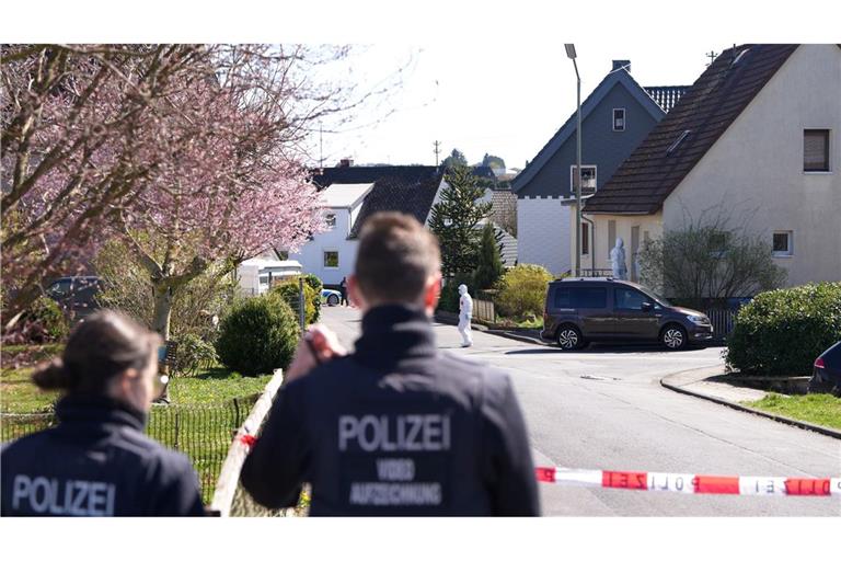 Bei den Ermittlungen zu dem Dreifachmord im Westerfald geht die Polizei auch möglichen Lebenszeichen des Tatverdächtigen im Internet nach.