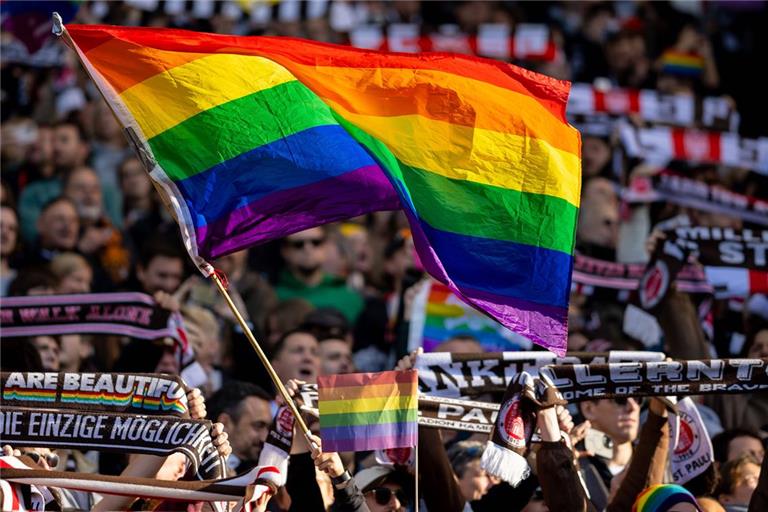 Bei den Fans des FC St. Pauli gehört eine Regenbogenflagge zum guten Ton, beim Spiel der TSG Backnang in Neckarsulm ist sie von den Gastgebern unerwünscht. Foto: Imago