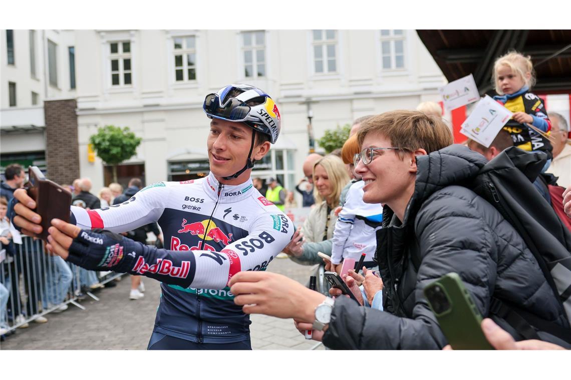 Deutschland Tour als Triumphfahrt: Rad-Fans feiern Lipowitz Bei den Fans im Mittelpunkt: Florian Lipowitz