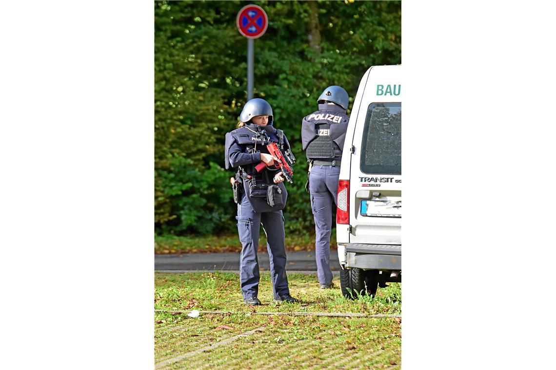 Bei den Gewehren handelt es sich aus Sicherheitsgründen um Attrappen.