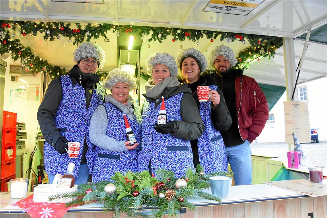 Bei den "Großmüttern" gab es erwärmende Getränke mit und ohne Alkohol. „Alle Jah...