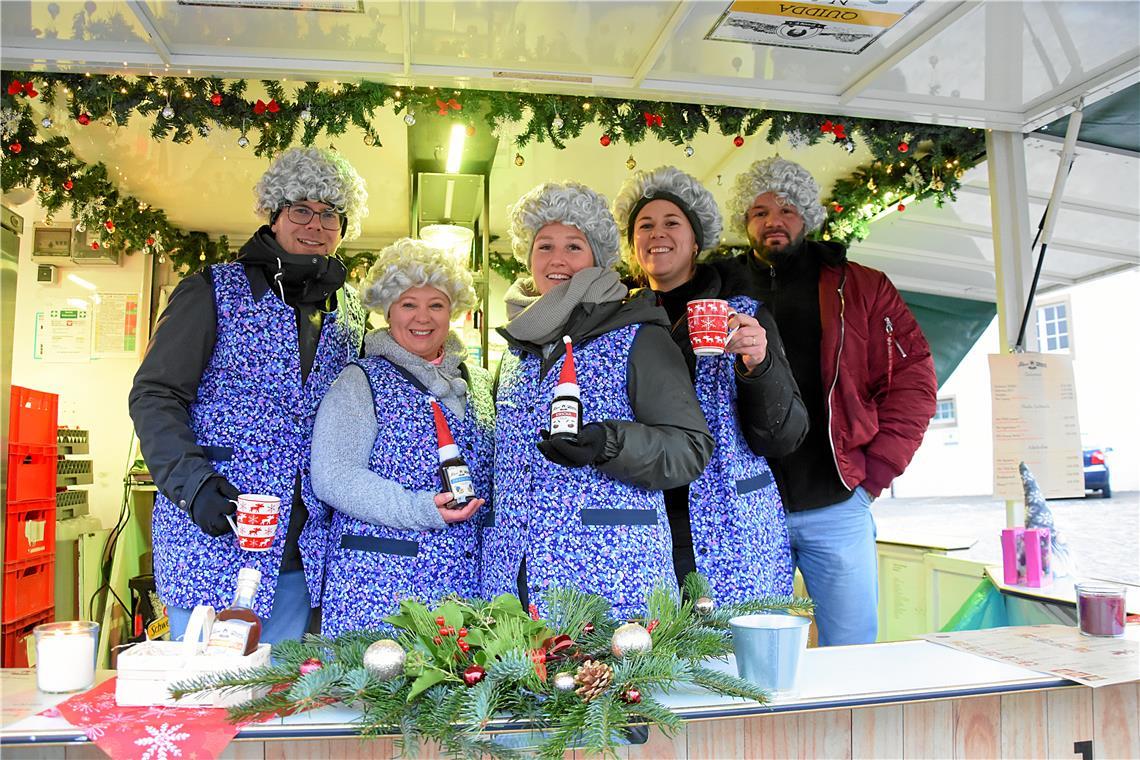 Bei den "Großmüttern" gab es erwärmende Getränke mit und ohne Alkohol. „Alle Jah...