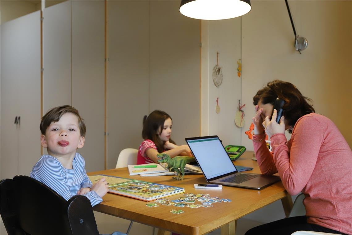 Bei den Hausaufgaben helfen, das Kleinkind beschäftigen und arbeiten: So sieht derzeit der Alltag vieler Eltern aus. Foto: Adobe Stock/A. Thomass
