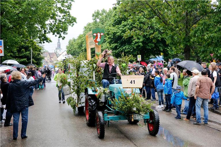 Bei den Heimattagen vor zehn Jahren lassen sich die Althütterinnen und Althütter trotz Regen nicht vom Besuch des traditionellen Festumzugs durch den Ort abhalten. Archivfoto: Alexander Becher
