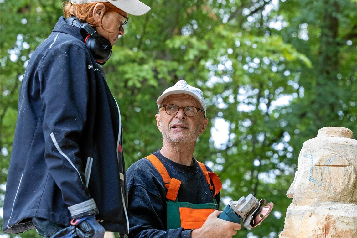 Bei den Holzkunsttagen Rietenau bearbeitet Vajna eine Statue.