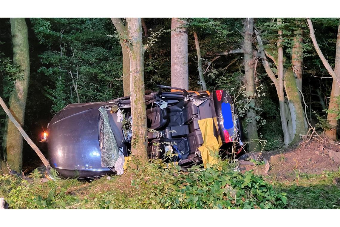Tödlicher Unfall in Nordhessen: Zwei Ehepaare sterben Bei den Insassen des Wagens handelte es sich um zwei Ehepaare.