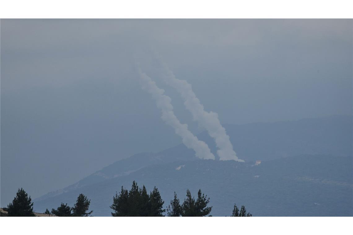 Bei den jüngsten israelischen Angriffen auf Stellungen der proiranischen Hisbollah-Miliz im Libanon sind nach libanesischen Behördenangaben 72 Menschen getötet worden. (Symbolbild)