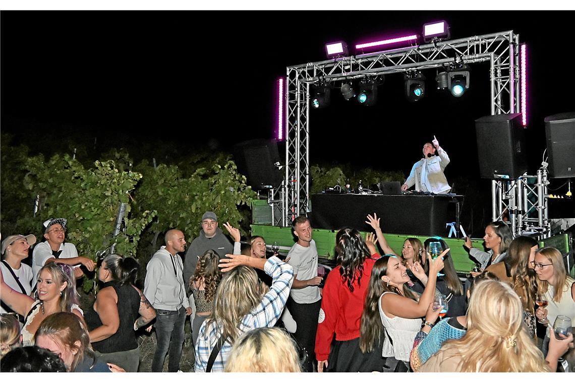 Bei den Jungwinzern Marco Holzwarth wird zur Musik von DJ NW so richtig abgetanz...