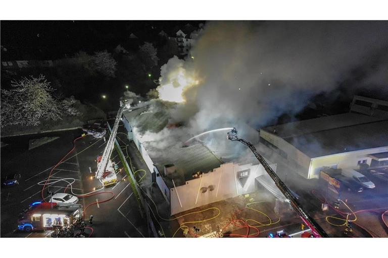 Bei den Löscharbeiten stürzte auch ein Teil des Daches ein.