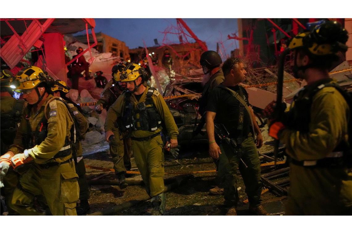 Iran und Israel überziehen sich mit schweren Angriffen Bei den nächtlichen Angriffswellen aus dem Iran kommen in Israel mehrere Menschen ums Leben.