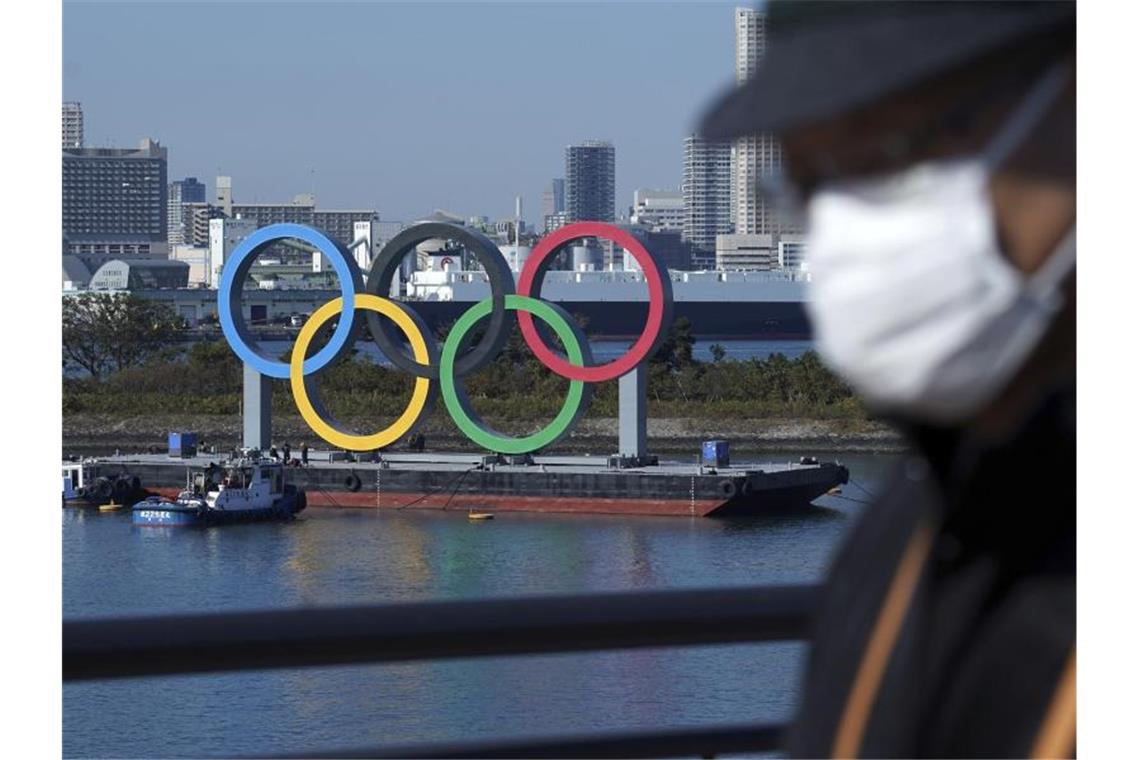 Maskenpflicht: Japan will ausländische Olympia-Zuschauer Bei den Olympischen Spielen in Tokio soll es eine generelle Maskenpflicht geben. Foto: Eugene Hoshiko/AP/dpa
