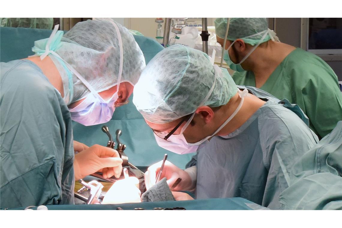Bei den Organspenden erreicht Deutschland im Vergleich zu seinen Nachbarn nur einen hinteren Rang. (Archivbild)