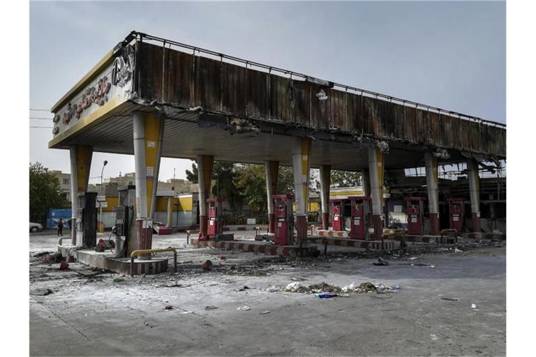 Bei den Protesten abgebrannte Tankstelle in Teheran. Foto: Abdolvahed Mirzazadeh/ISNA/AP/dpa