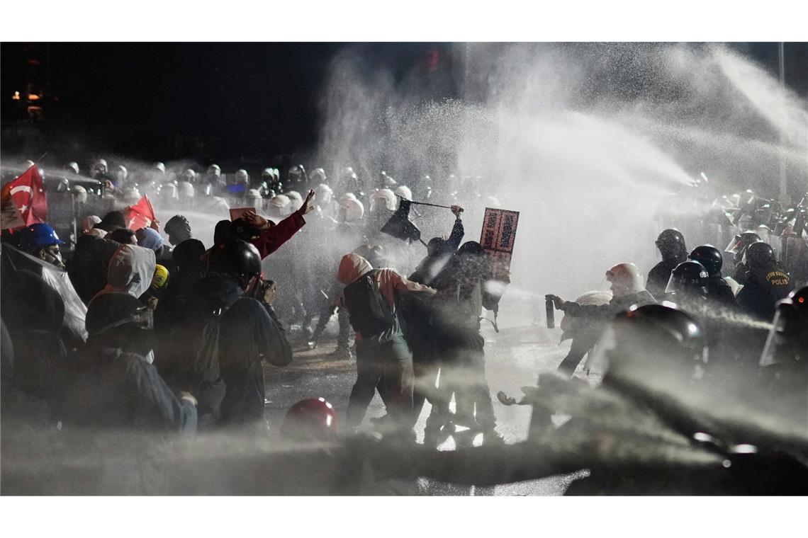 Bei den Protesten in Istanbul setzte die Polizei am Sonntagabend auch Wasserwerfer ein.