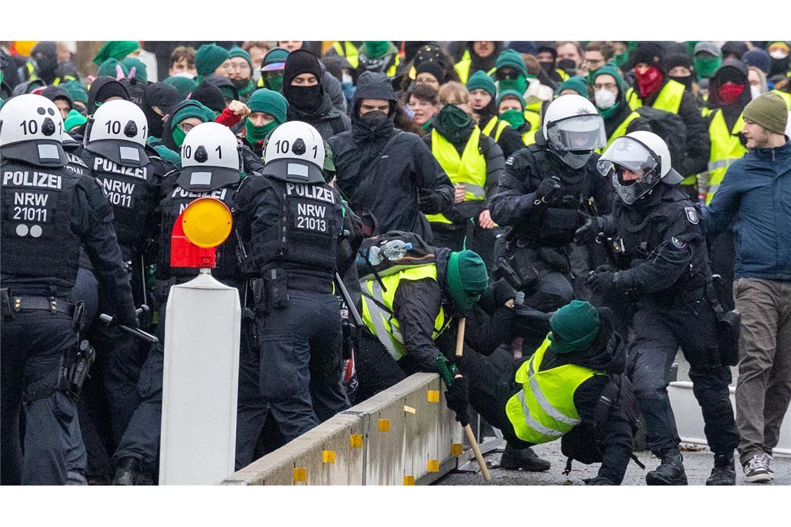 Bei den Protesten kam es zu Rangeleien und Zusammenstößen.
