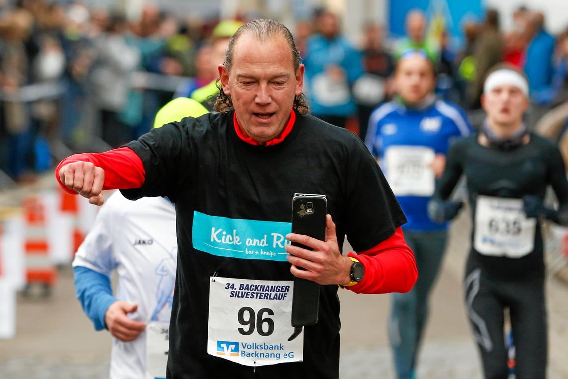 Mithilfe des Laufens zurück ins alte Leben Bei den Silvesterläufen der beiden vergangenen Jahre bestens im Bilde: Jürgen „Cheasy“ Trzcinski. Der gebürtige Backnanger und ehemalige Fußballer hat sich nach großen gesundheitlichen Problemen mittlerweile wieder aufgerappelt und ist zum überzeugten Läufer geworden. Foto: A. Becher