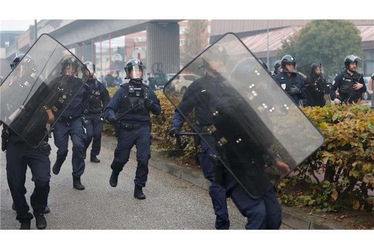 Bei den teils gewaltsamen Schülerprotesten in Frankreich sind am Dienstag nach Angaben der Regierung 440 Menschen festgenommen worden.