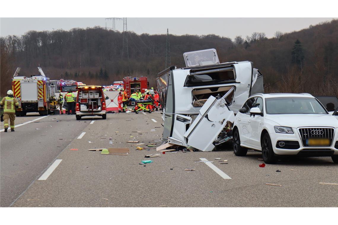 Zwei Tote bei Geisterfahrer-Unfall auf A6 Bei den Toten handelt es sich um den mutmaßlichen Unfallverursacher und einen weiteren Mann, wie ein Polizeisprecher sagte.