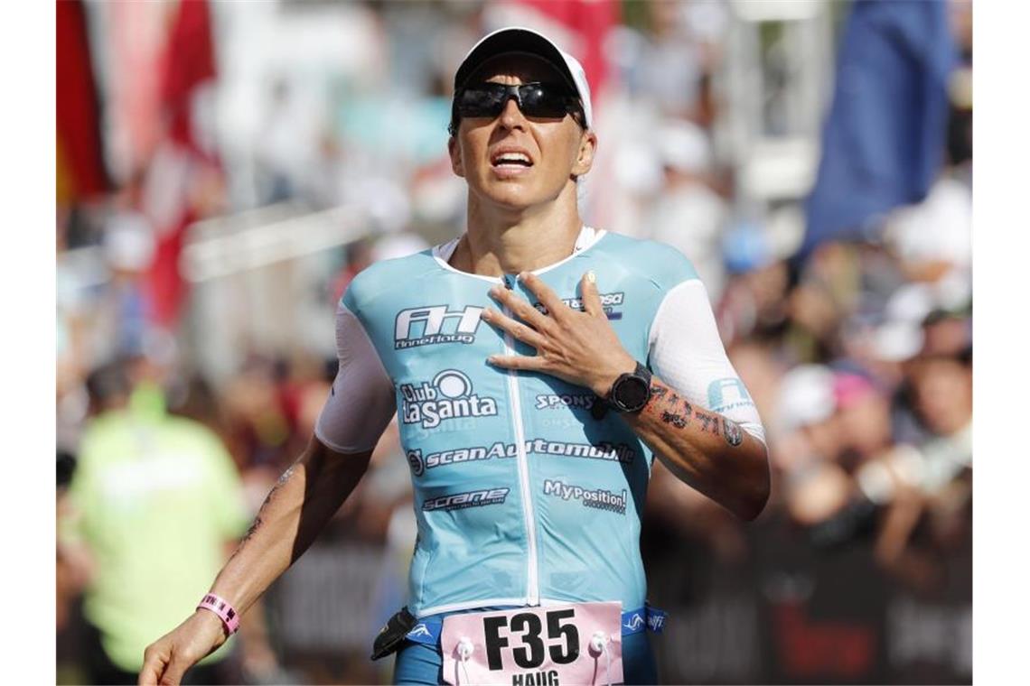 Chronologie des Sports im Jahr 2019 - Teil 4 Bei den Triathlon-Frauen sichert sich Anne Haug auf Hawaii ihren ersten WM-Titel. Foto: Marco Garcia/FRE 132414 AP/dpa