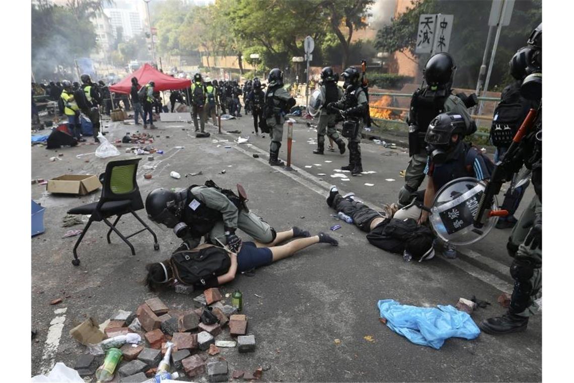 Hongkong: US-Kongress stellt sich hinter Demokratiebewegung Bei den Unruhen haben sich schätzungsweise noch rund 100 Studenten in der von der Polizei belagerten Universität verbarrikadiert. Foto: Achmad Ibrahim/AP/dpa