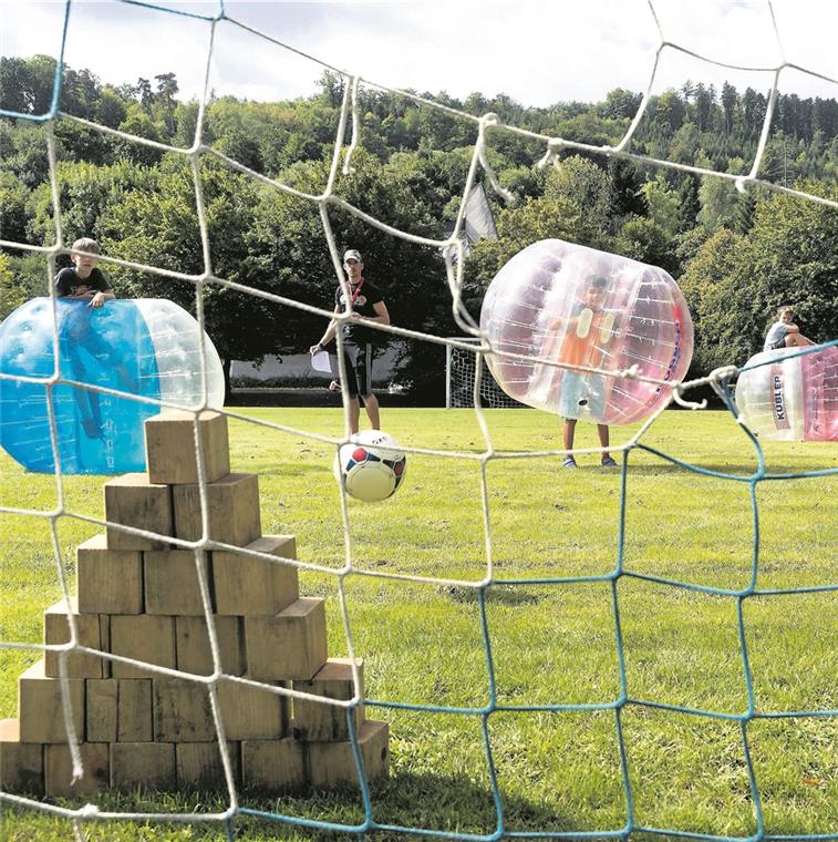 Nur chillen ist auch keine Lösung Bei den Vielfalt-Games – eine Veranstaltung der Reihe „Vielfalt tut gut im Oberen Murr- und Rottal“ – Mitte August konnten die Jugendlichen auch ungewöhnliche Sportarten wie Bubble-Soccer ausprobieren. Generell ist Sporttreiben ein wichtiges Thema für die jungen Murrhardter. Foto: J. Fiedler