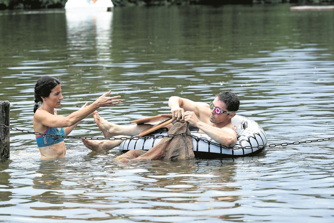 Spätzlesbretter dienen als Paddel Bei den Wasserspielen ist Geschicklichkeit gefragt. Dieser Mitspieler muss „blind“ eine Aufgabe erfüllen, angeleitet von einer „Kollegin“. Foto: J. Fiedler