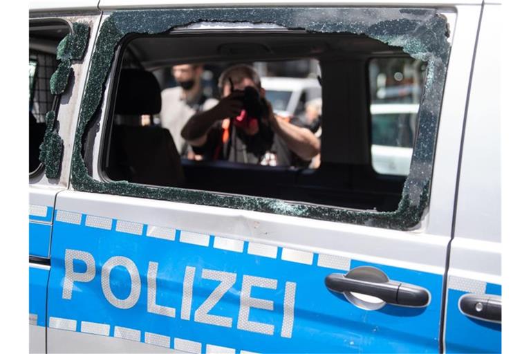 Bei den Krawallen hatte es Verletzte und hohe Schäden gegeben. Foto: Marijan Murat/dpa