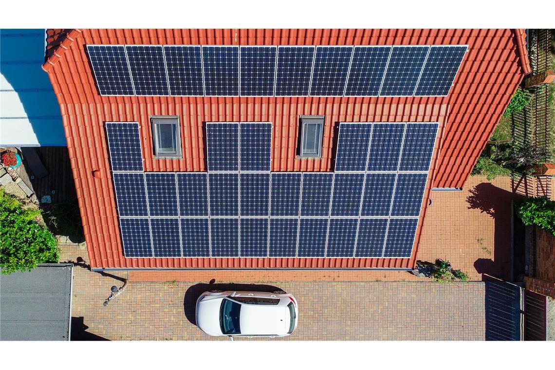 Solaranlagenbesitzer warten teils monatelang auf ihr Geld Bei der Abrechnung von privaten Solaranlagen gibt es vielerorts Probleme. (Archivbild)