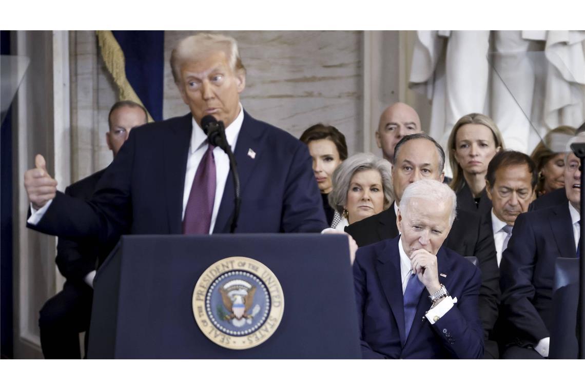 Was Donald Trump bei seiner Amtseinführung erfand - und was nicht Bei der Amtseinführung des 47. Präsidenten Trump hört der ehemalige Präsident Biden in der Rotunde des Capitols zu, wie Trump spricht.