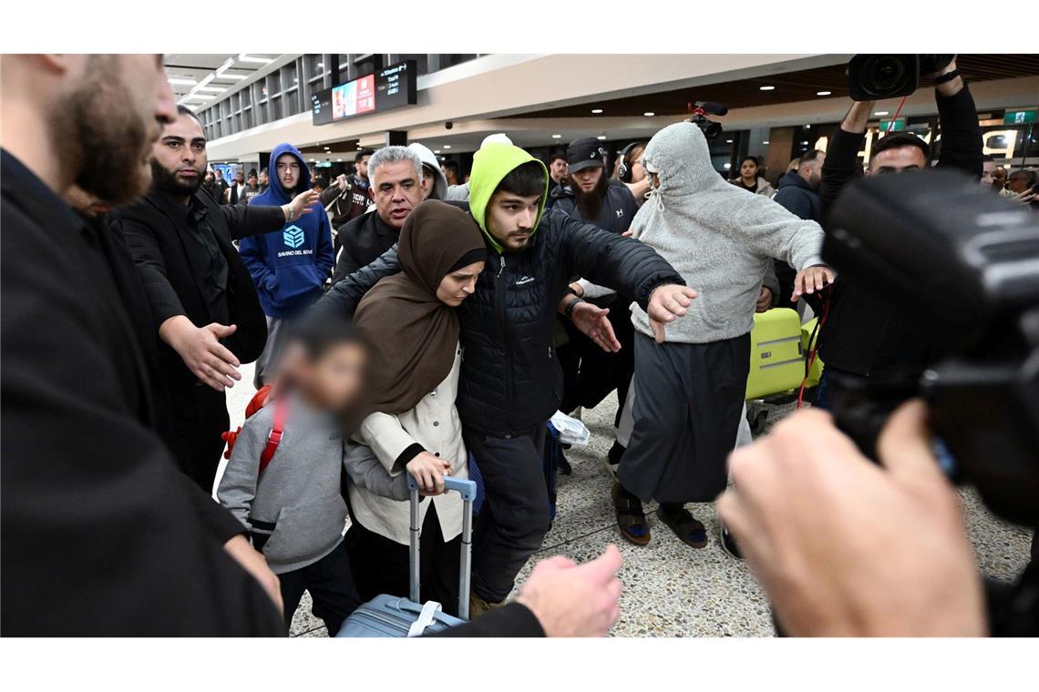 Bei der Ankunft der Frauen sei es teils zu chaotischen Szenen am Flughafen gekommen, berichten australische Medien.