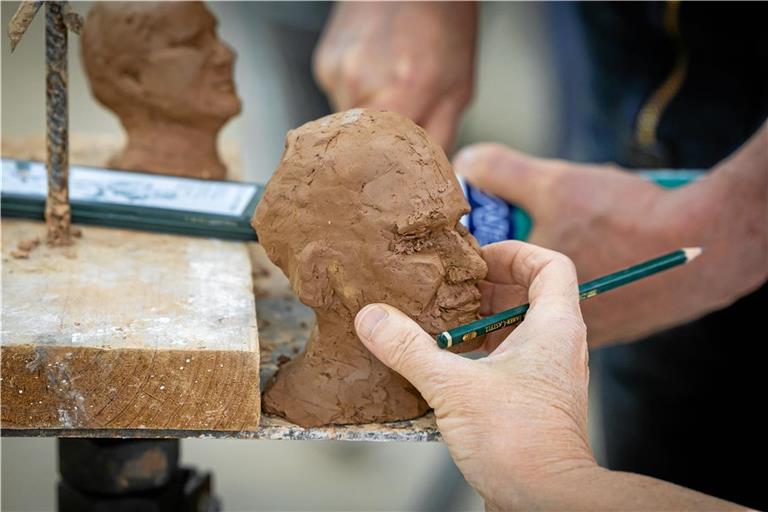 Bei der Arbeit an den Skulpturen ist viel Fingerspitzengefühl gefragt. Fotos: Alexander Becher