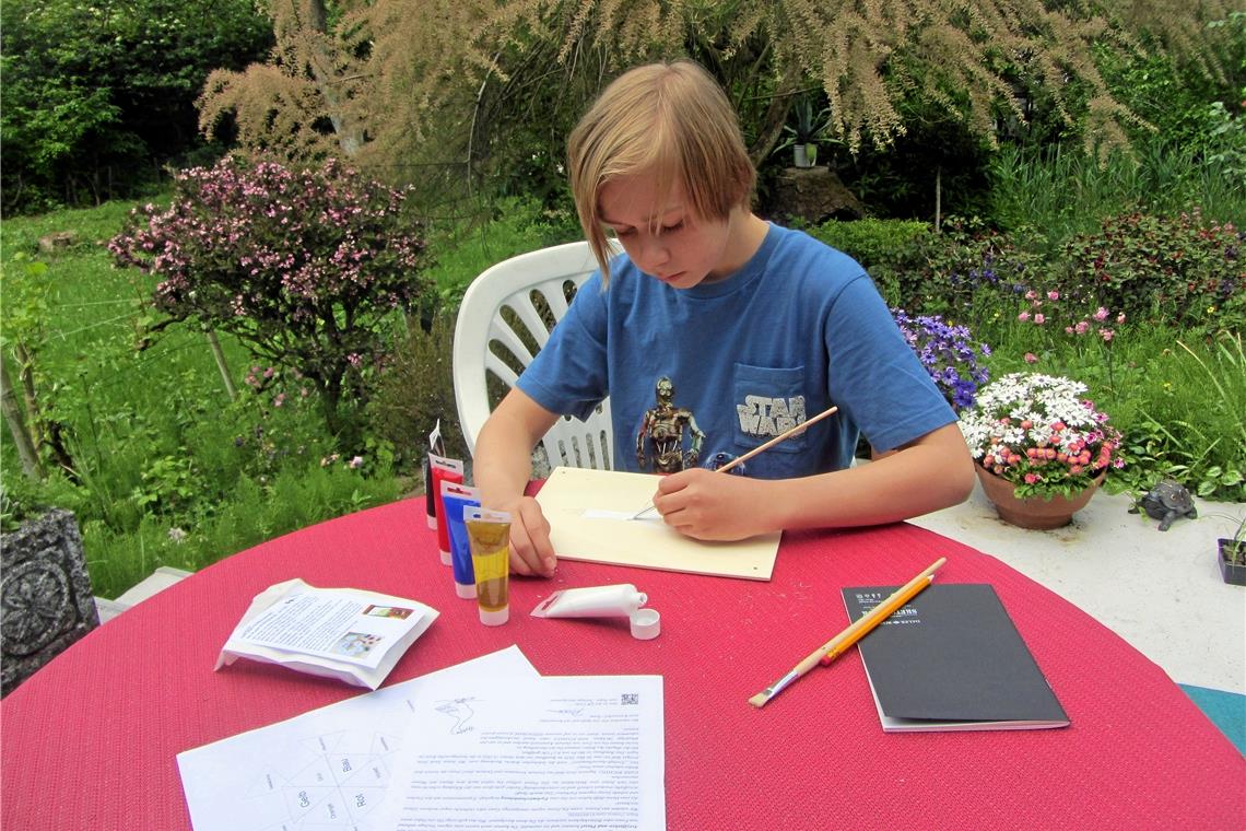 Kunst kommt zu Kindern nach Hause Bei der Arbeit: Eine Holzplatte, Grundfarben und eine Aufgabe haben die Schüler der Jugendkunstschule per Post bekommen. Foto: privat