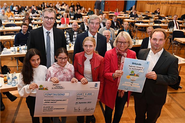 Bei der Auszeichnung in der Liederhalle (vorne von links): Die Schülerinnen Julia, Irina und Pia, Schulleiterin Sonja Conrad und Lehrer Roger Gehrig. Hinter ihnen Alexander Lahl und Thomas S. Bopp vom Verband Region Stuttgart. Foto: Franziska Kraufmann