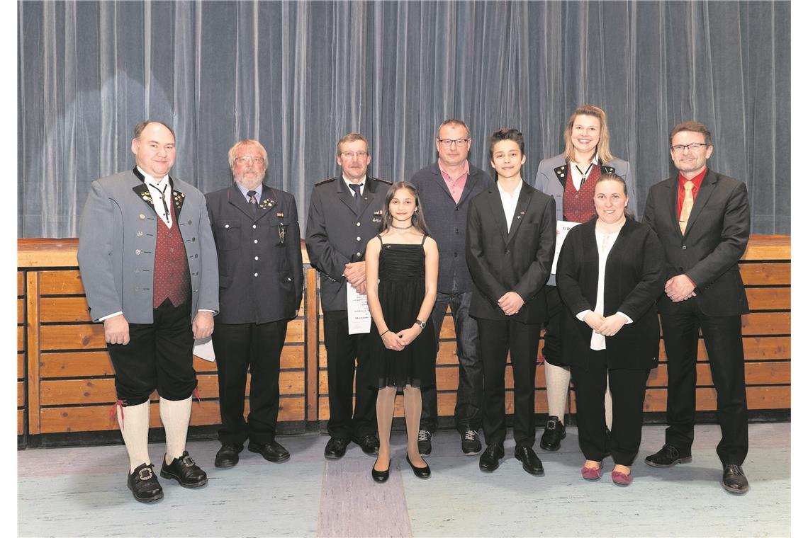 Bei der Auszeichnung verdienter Bürger (von links): Markus Wizemann, Martin Rokos, Andreas Winkler, Alexandra Fritzsch, Michael Olberts, Julian Fritzsch, Sonja Lenz, Susanne Scherhaufer sowie Bürgermeister Christoph Jäger.