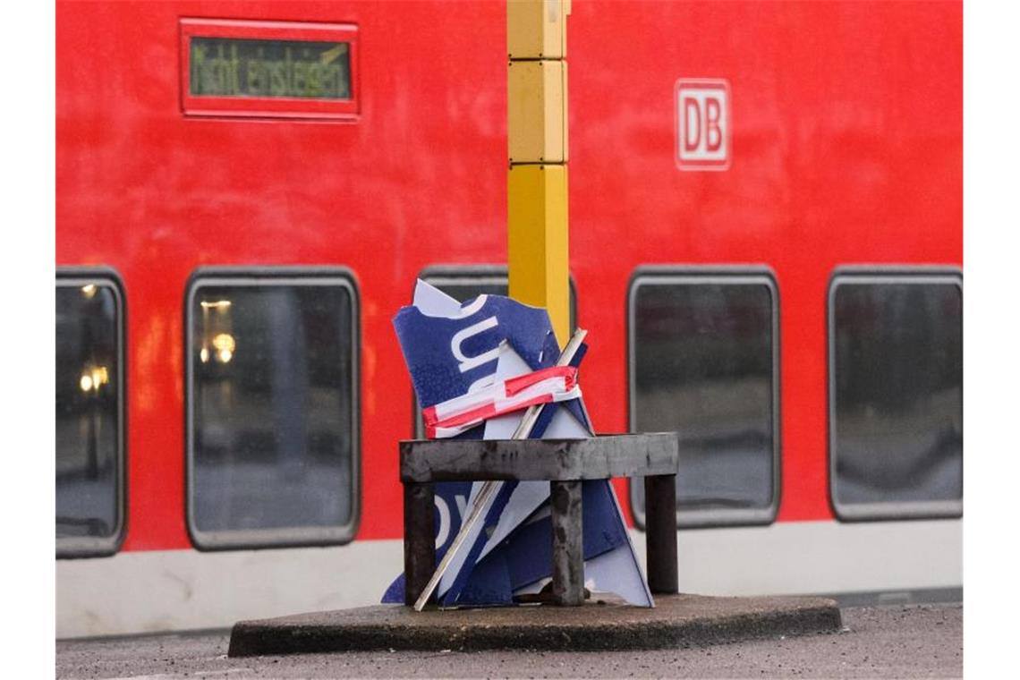 Regionalverkehr in NRW eingestellt Bei der Bahn gibt es wegen der Stürme weiter Einschränkungen. Foto: Julian Stratenschulte/dpa