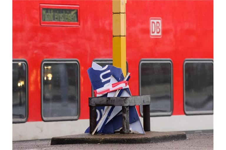 Bei der Bahn gibt es wegen der Stürme weiter Einschränkungen. Foto: Julian Stratenschulte/dpa