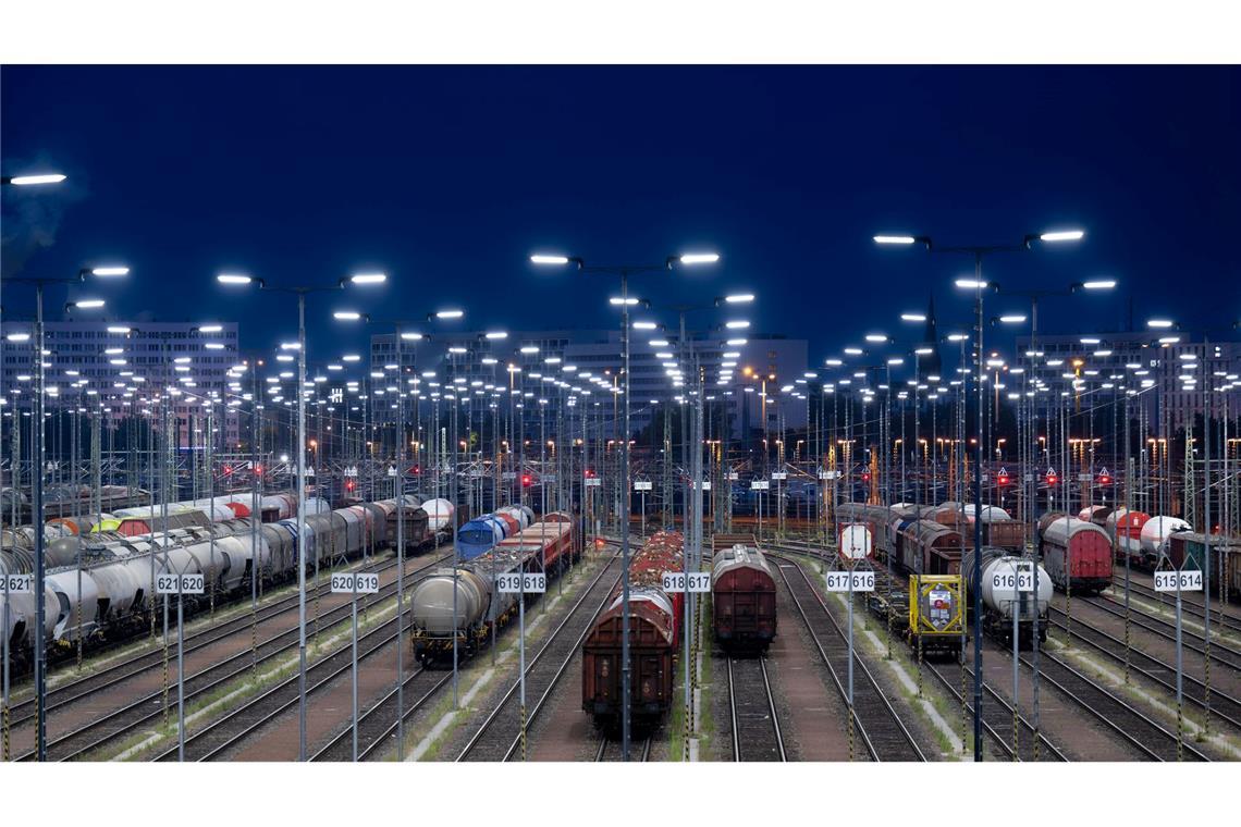 EU-Kommission genehmigt Milliarden-Hilfe für DB Cargo Bei der Bahn-Tochter DB Cargo fallen mehr Stellen weg als bisher angenommen. (Archivbild)