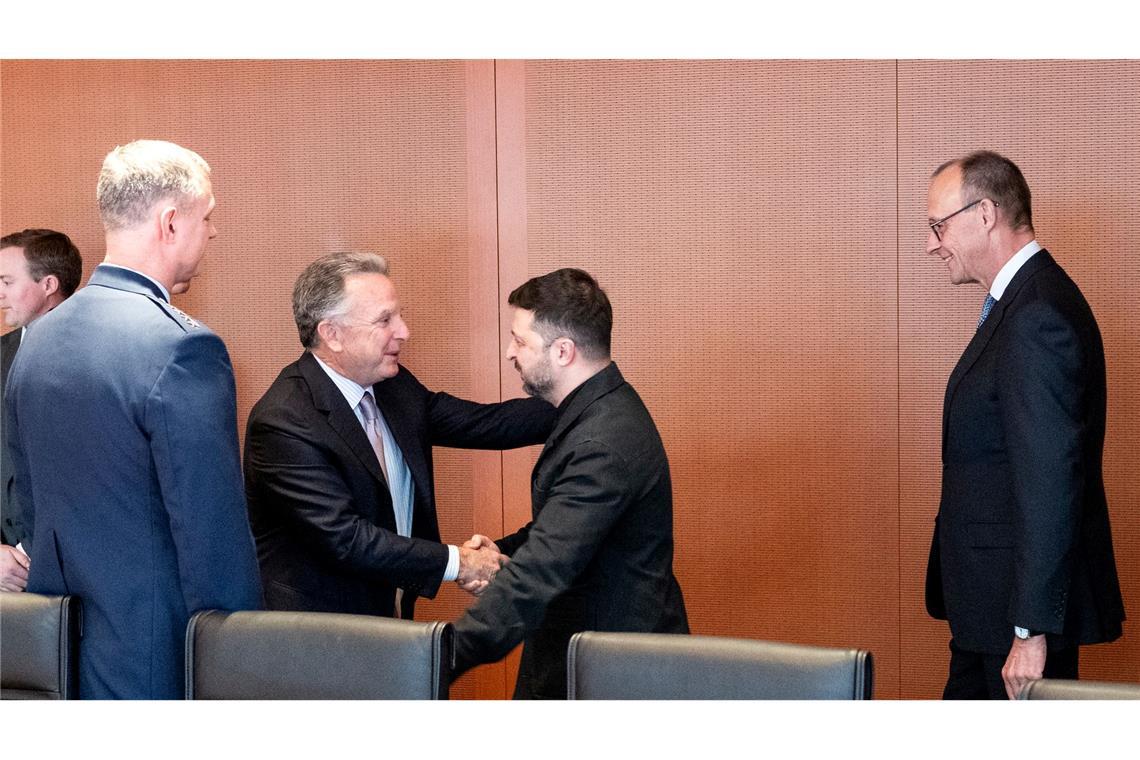 Bei der Begrüßung war Kanzler Friedrich Merz (CDU) noch zugegen. Anschließend zog er sich zurück.