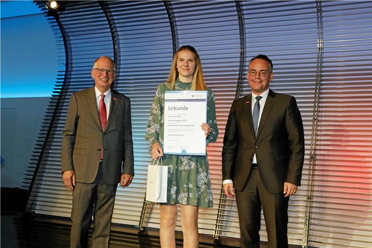 Bei der Bestenehrung in Stuttgart erhielt Patricia Andres ihre Urkunde und ein Geschenk aus den Händen von Rainer Reichhold, Präsident der Handwerkskammer Region Stuttgart (links), und Peter Friedrich, Hauptgeschäftsführer der Handwerkskammer Region Stuttgart. Foto: KD Busch