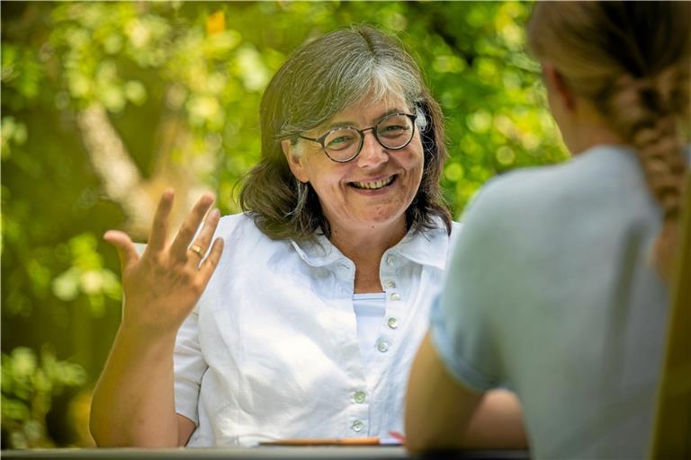 Bei der Biografiearbeit geht es darum, das eigene Leben unter einem bestimmten Aspekt zu betrachten. Helga Gauder-Beuttler hat ein neues Konzept zum Thema „Ich und mein Grün“ erstellt. Auch dem Gefühl der Dankbarkeit widmet sie sich in ihren Kursen. Foto: A. Becher