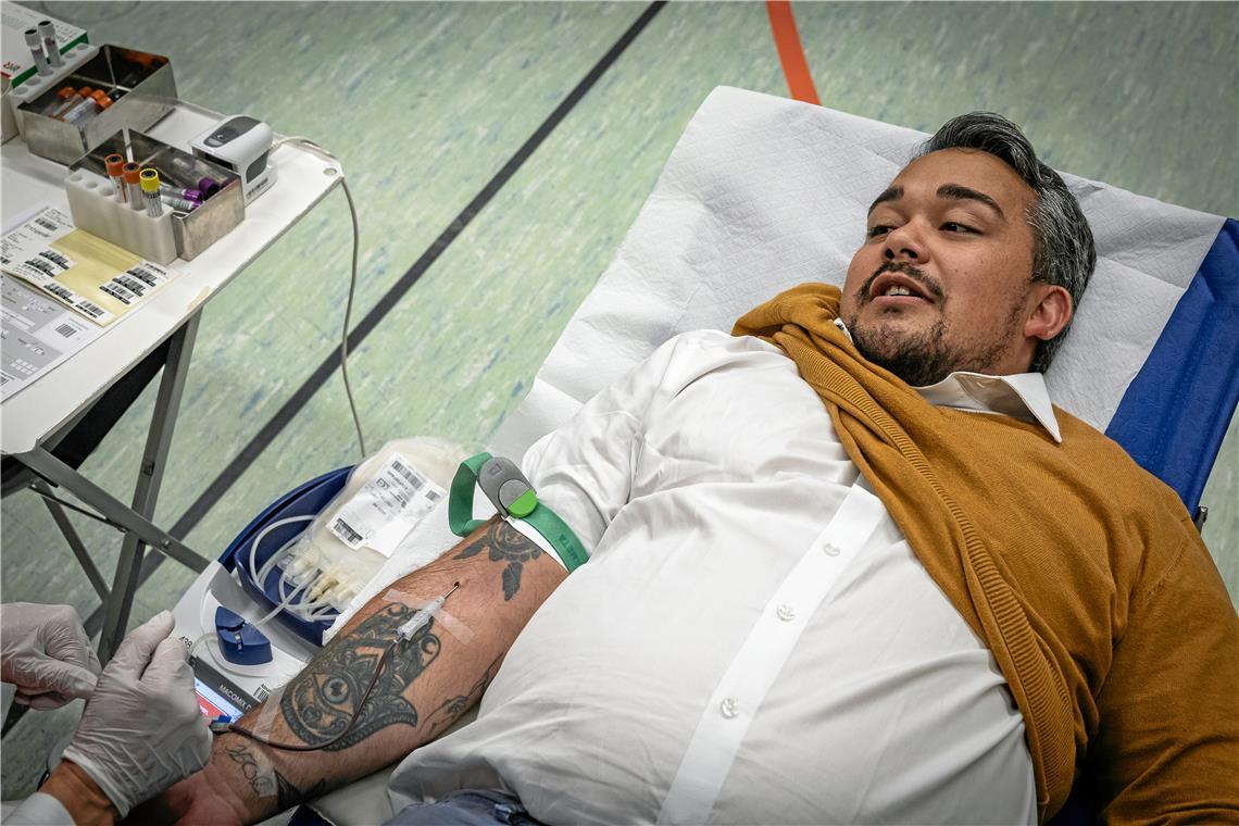 Bei der Blutspendeaktion des DRK in der Gemeindehalle Oppenweiler hat Bruce Schlößer erstmals Blut gespendet. Foto: Alexander Becher