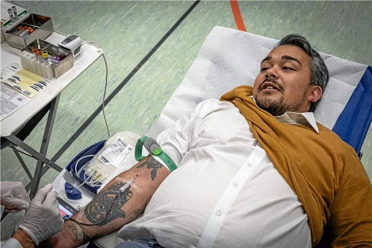 Bei der Blutspendeaktion des DRK in der Gemeindehalle Oppenweiler hat Bruce Schlößer erstmals Blut gespendet. Foto: Alexander Becher