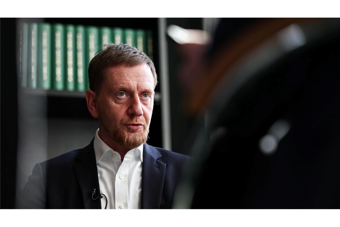 Kretschmer fordert mehrere Ministerposten für den Osten Bei der Bundestagswahl waren die ostdeutschen Flächenländer blau gefärbt. Gibt es bald den ersten AfD-Regierungschef? Was der sächsische Ministerpräsident Michael Kretschmer Schwarz-Rot als Gegenrezept vorschlägt.