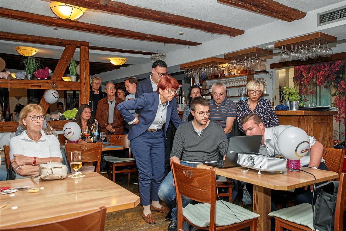 Bei der CDU-Wahlparty in der Weinstube Kunberger verfolgen Inge Gräßle (Mitte), Siegfried Lorek (dahinter) und ihre Parteifreunde die Ergebnisse für den hiesigen Wahlkreis. Foto: J. Fiedler