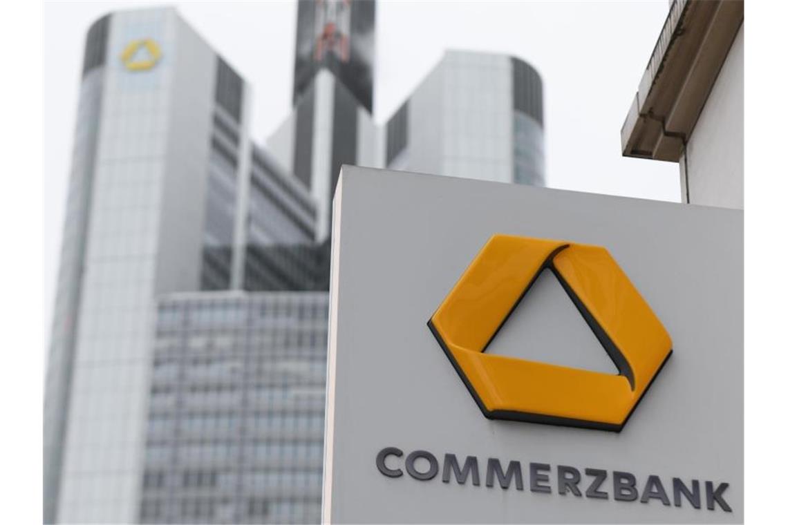 Commerzbank baut 2300 Stellen ab Bei der Commerzbank, dessen größter Anteilseigner seit der Finanzkrise der deutsche Staat ist, laufen seit Monaten Diskussionen über zusätzliche Einsparungen. Foto: Arne Dedert/dpa