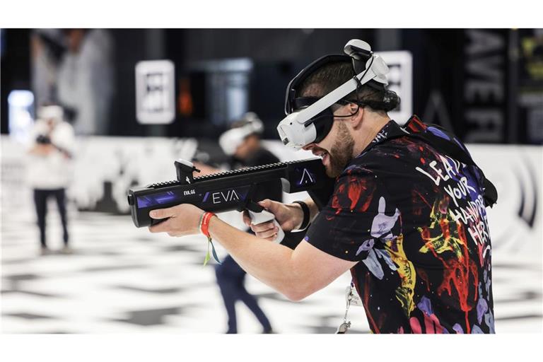 Bei der Computerspiele-Messe Gamescom in Köln wird auch wieder ordentlich geballert. Hier probiert ein Besucher das 3D-Action-Spiel "EVA" aus.