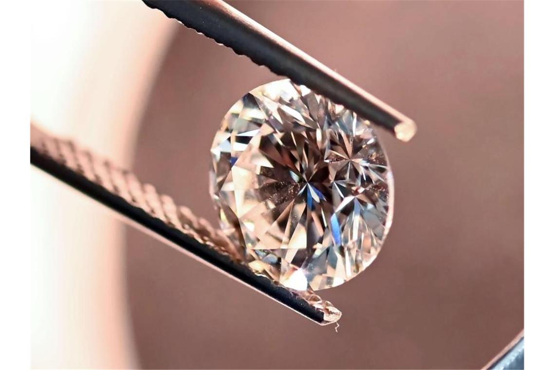 Unterscheidung echter und synthetischer Diamanten wichtig Bei der DDI Stiftung Deutsches Diamant Institut wird ein natürlicher Diamant mit 3,53 Karat in ein Diamantprüfgerät gelegt. Foto: Uli Deck/dpa/Archivbild